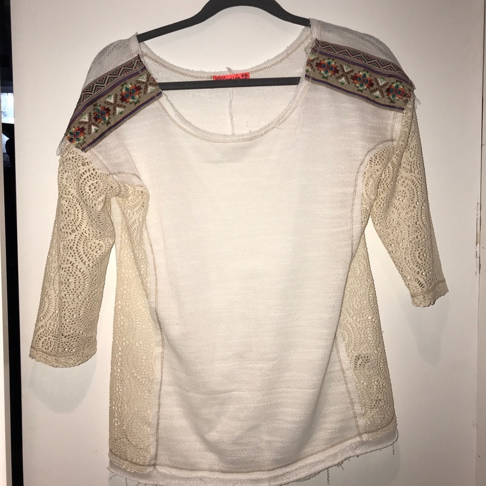 Cute White top with Aztec embroidery on shoulder!